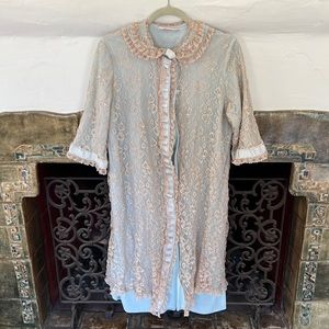 VTG 1950s-1960s ODETTE BARSA CREAM LACE BLUE NYLON BED JACKET/ROBE MIDI LENGTH